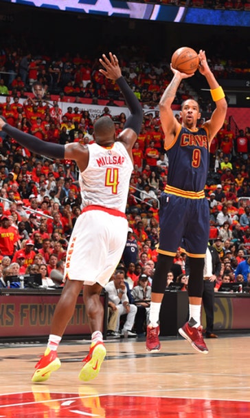 Frye leads another 3-point barrage, Cavs beat Hawks 121-108